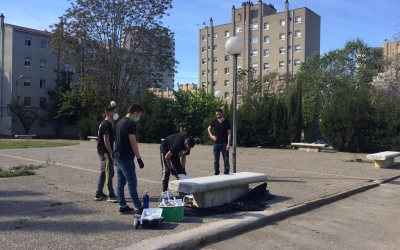 Un grup de nois de Frente Obrero pintant un banc al polígon Merinals aquest matí | Ràdio Sabadell
